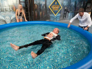 ¿Una bolsa de patatas puede salvarte la vida? El Monaguillo lo demuestra en una surrealista performance ¿Una bolsa de patatas puede salvarte la vida? El Monaguillo lo demuestra en una surrealista performance