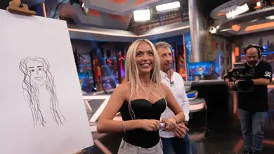 Ana Mena se enfrenta al reto de dibujar a ciegas a un fan del público de El Hormiguero Ana Mena se enfrenta al reto de dibujar a ciegas a un fan del público de El Hormiguero