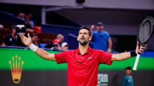 Novak Djokovic celebra un punto ante Zizou Bergs en Shangh&aacute;i