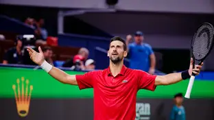 Novak Djokovic celebra un punto ante Zizou Bergs en Shanghái Novak Djokovic celebra un punto ante Zizou Bergs en Shanghái