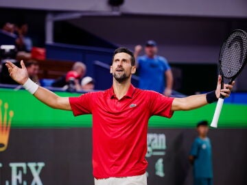 Novak Djokovic celebra un punto ante Zizou Bergs en Shanghái