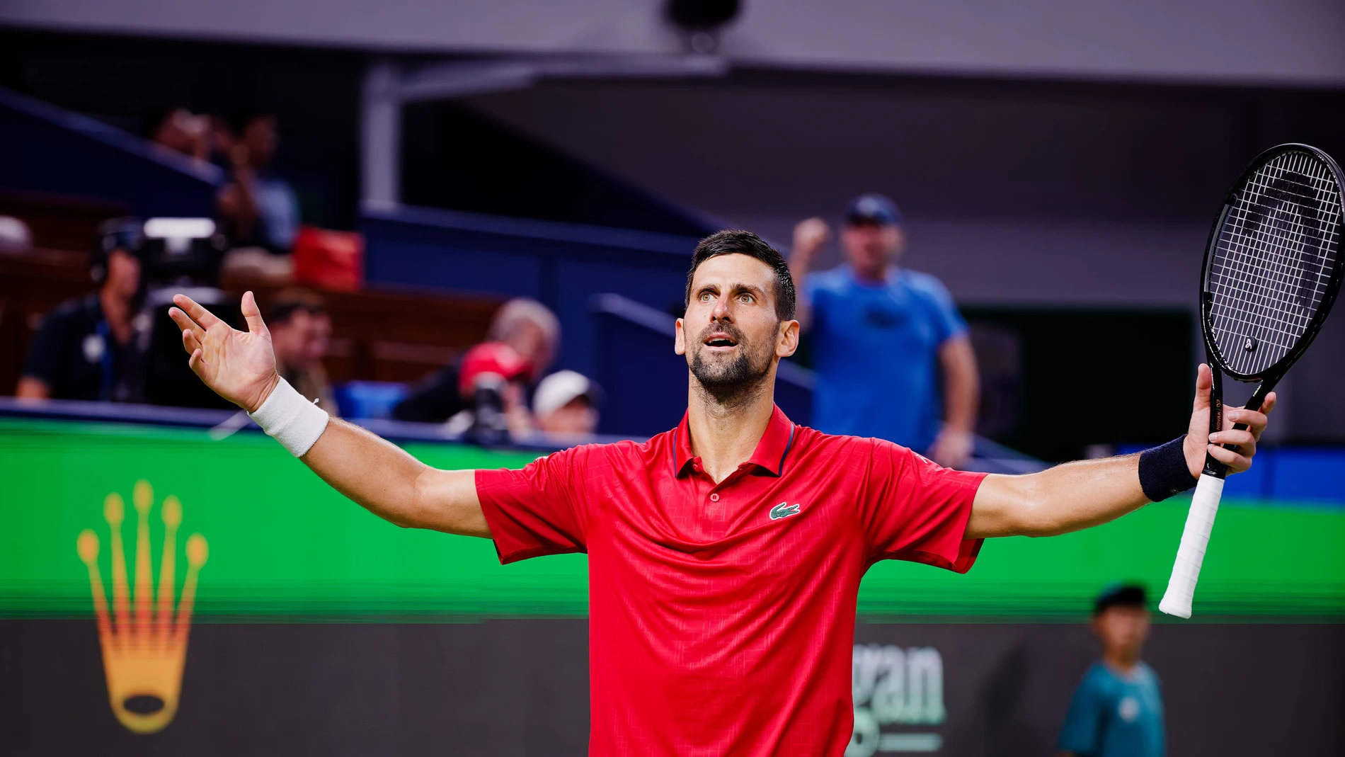 Novak Djokovic celebra un punto ante Zizou Bergs en Shanghái Novak Djokovic celebra un punto ante Zizou Bergs en Shanghái