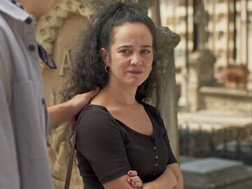 Sara se abre con Kevin y le cuenta la tr&aacute;gica historia de su familia: su hermano muri&oacute; atropellado cuando era un ni&ntilde;o