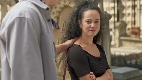 Sara se abre con Kevin y le cuenta la trágica historia de su familia: su hermano murió atropellado cuando era un niño Sara se abre con Kevin y le cuenta la trágica historia de su familia: su hermano murió atropellado cuando era un niño