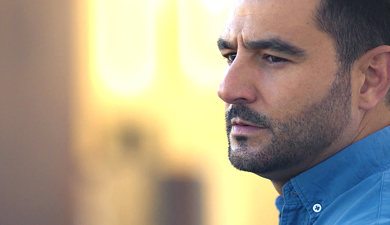 David descubre el secreto de Julia y sospecha sobre la relación de Patricia con la joven