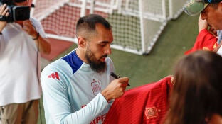 Borja Iglesias firma una camiseta de la selecci&oacute;n espa&ntilde;ola