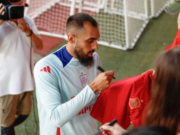 Borja Iglesias firma una camiseta de la selección española