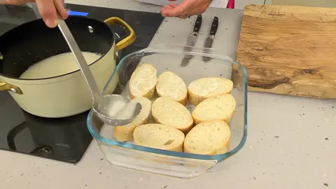 Agrega la leche y vierte la mezcla sobre el pan Agrega la leche y vierte la mezcla sobre el pan