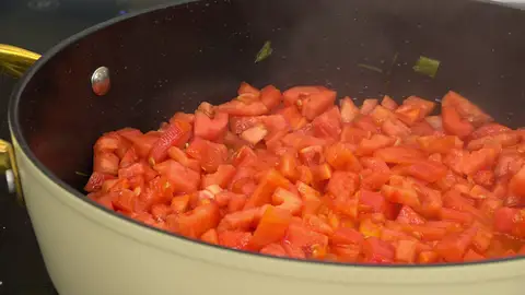 Lava y pela los tomates, córtalos en dados, introdúcelos en la tartera Lava y pela los tomates, córtalos en dados, introdúcelos en la tartera