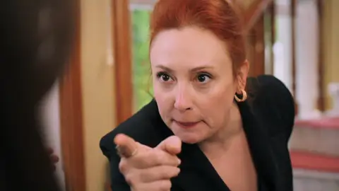 "¡Traidora!": İfakat pierde el control, agrede a Suna e intenta echarla de la mansión "¡Traidora!": İfakat pierde el control, agrede a Suna e intenta echarla de la mansión