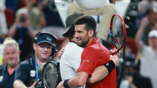 Zizou Bergs se abraza con Novak Djokovic en Shangh&aacute;i