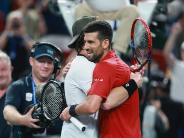Zizou Bergs se abraza con Novak Djokovic en Shanghái