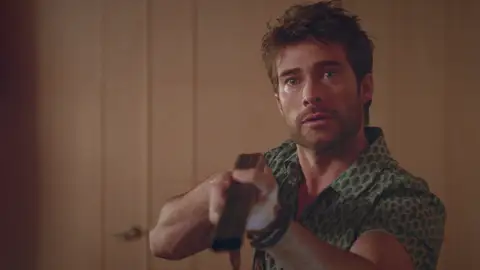 César, dispuesto a tomarse la justicia por su mano: ¡apunta a Octavio con una escopeta! César, dispuesto a tomarse la justicia por su mano: ¡apunta a Octavio con una escopeta!