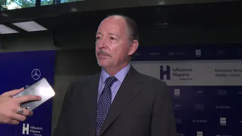 Konstantin de Bulgaria haciendo declaraciones a la prensa Konstantin de Bulgaria haciendo declaraciones a la prensa