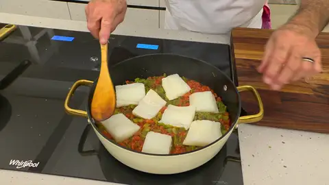 Tapa la cazuela y cocínalos durante un par de minutos por cada lado. Tapa la cazuela y cocínalos durante un par de minutos por cada lado.