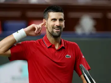 Novak Djokovic se lleva la mano a la oreja tras ganar un punto ante Zizou Bergs Novak Djokovic se lleva la mano a la oreja tras ganar un punto ante Zizou Bergs