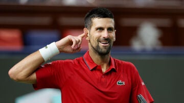 Novak Djokovic se lleva la mano a la oreja tras ganar un punto ante Zizou Bergs