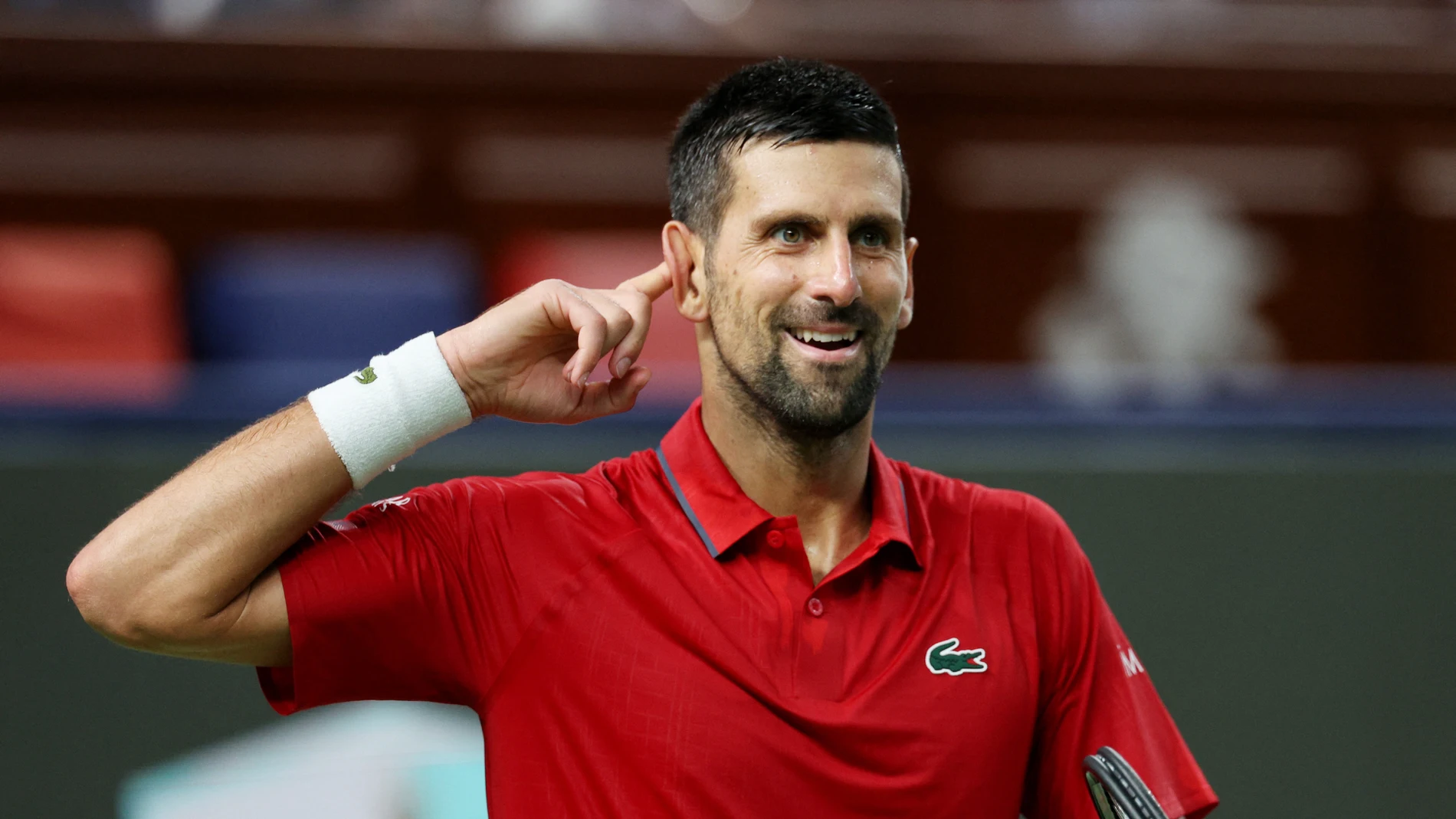 Novak Djokovic se lleva la mano a la oreja tras ganar un punto ante Zizou Bergs Novak Djokovic se lleva la mano a la oreja tras ganar un punto ante Zizou Bergs