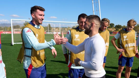 Ilia Topuria saluda a Laporte en Las Rozas