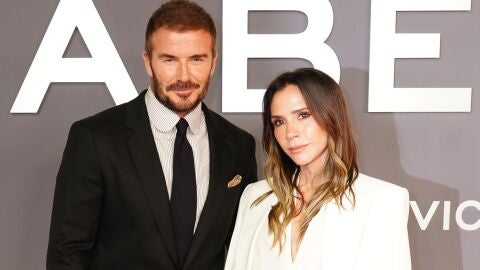 08 October 2025, United Kingdom, London: English former footballer David Beckham and his wife Fashion designer Victoria Beckham arrive to attend the world premiere of the Netflix documentary series "Victoria Beckham" at the Curzon Mayfair. Photo: Ian West/PA Wire/dpa 08/10/2025 ONLY FOR USE IN SPAIN