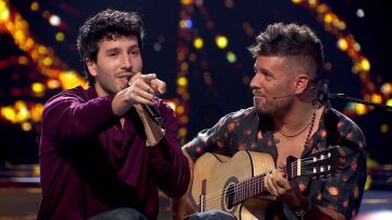 Emoción, verdad y sentido del humor: la improvisada canción de arrepentimiento de Sebastián Yatra a Mika en La Voz