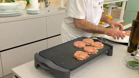 Coloca encima las hamburguesas y cocínalas a fuego medio Coloca encima las hamburguesas y cocínalas a fuego medio