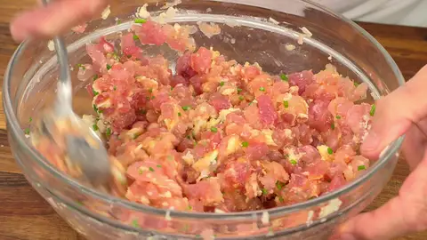 Amasa los ingredientes hasta que se integren y deja reposar. Amasa los ingredientes hasta que se integren y deja reposar.