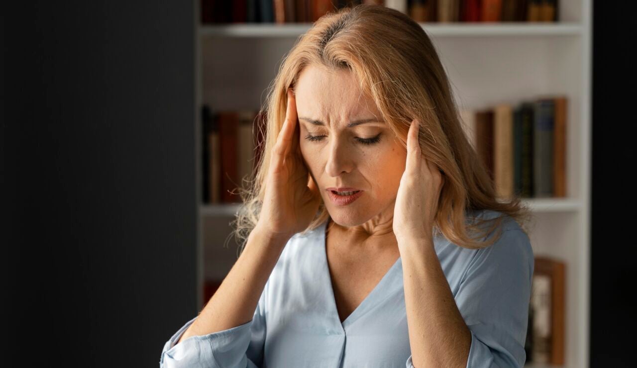 Mujer con molestias en la cabeza