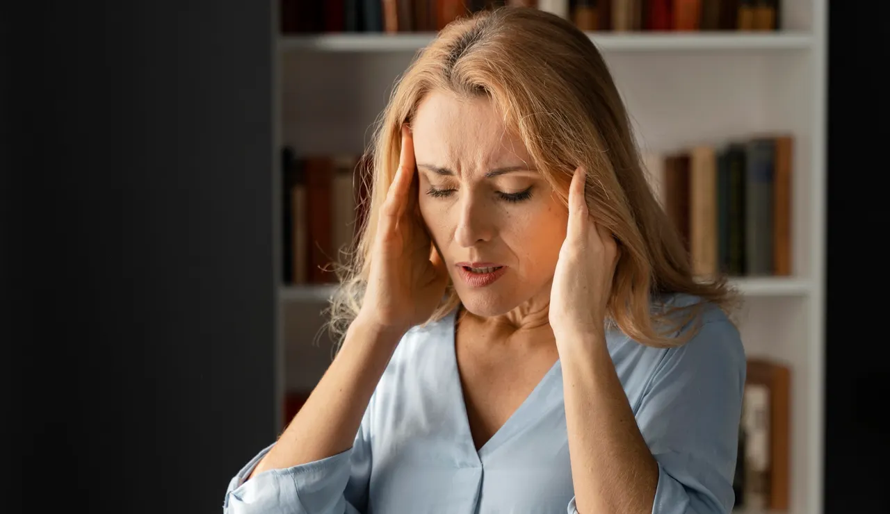Mujer con molestias en la cabeza