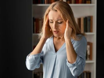 Mujer con molestias en la cabeza