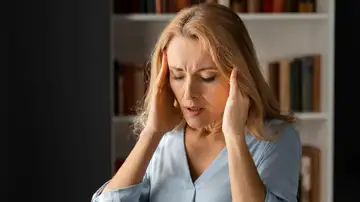 Mujer con molestias en la cabeza Mujer con molestias en la cabeza