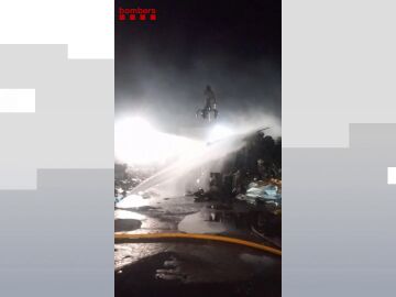 Vídeo: El Incendio industrial en Constantí, Tarragona que los Bomberos han logrado controlar tras una intensa noche de trabajo