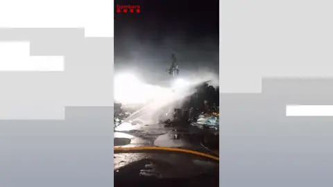 Vídeo: El Incendio industrial en Constantí, Tarragona que los Bomberos han logrado controlar tras una intensa noche de trabajo Vídeo: El Incendio industrial en Constantí, Tarragona que los Bomberos han logrado controlar tras una intensa noche de trabajo