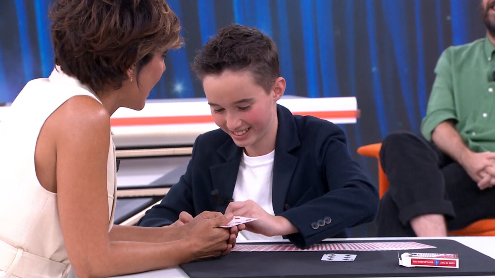 Borjini, el mago de 11 años que sigue los pasos de Houdini, nos sorprende en directo con sus trucos