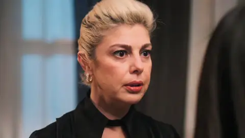 Pelin obliga a Gülgün a callar el secreto que puede destruir a la familia Korhan Pelin obliga a Gülgün a callar el secreto que puede destruir a la familia Korhan