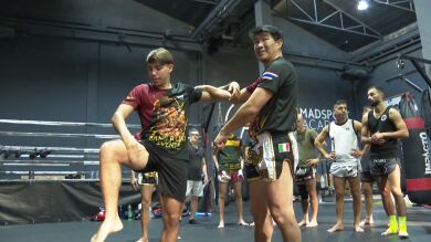 Arjan Pipa y Somrak Khamsing arrasan Madrid con su lección de Muay Thai: 