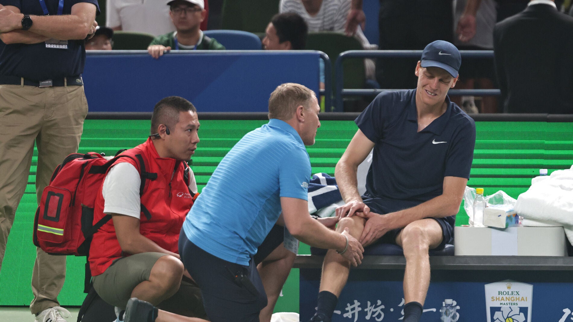 Janniks Sinner, atendido por el fisio antes de retirarse en Shangh&aacute;i