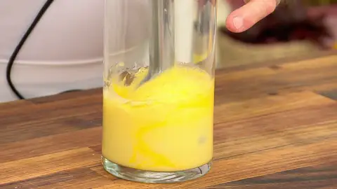Tritura los ingredientes con una batidora eléctrica hasta que liguen. Tritura los ingredientes con una batidora eléctrica hasta que liguen.
