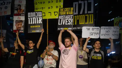Las familias de rehenes celebran el acuerdo con Hamás y piden a Netanyahu que no se demore en aprobarlo September 20, 2025, Tel Aviv, Israel: Protesters hold placards expressing their opinion during the demonstration. At the weekly demonstrations in Hostages Square calling for the release of all the hostages and an end to the war, tens of thousands of protesters called on the Israeli government not to abandon the hostages, to end the war, and not to occupy Gaza.Europa Press/Contacto/Yael Guisky Abas20/09/2025 ONLY FOR USE IN SPAIN