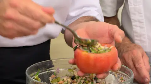 Rellena los tomates con la mezcla, pon unas láminas de ventresca y coloca la tapa Rellena los tomates con la mezcla, pon unas láminas de ventresca y coloca la tapa