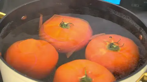 Introdúcelos en agua hirviendo y escáldalos durante 1 minuto. Introdúcelos en agua hirviendo y escáldalos durante 1 minuto.