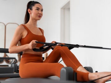 Mujer haciendo pilates