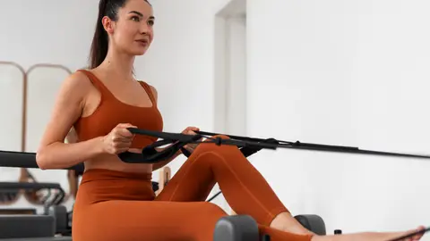 Mujer haciendo pilates Mujer haciendo pilates