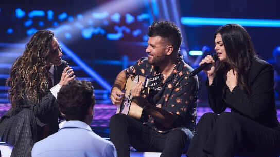 Mal&uacute; y Pablo L&oacute;pez emocionan junto a una fan en La Voz 