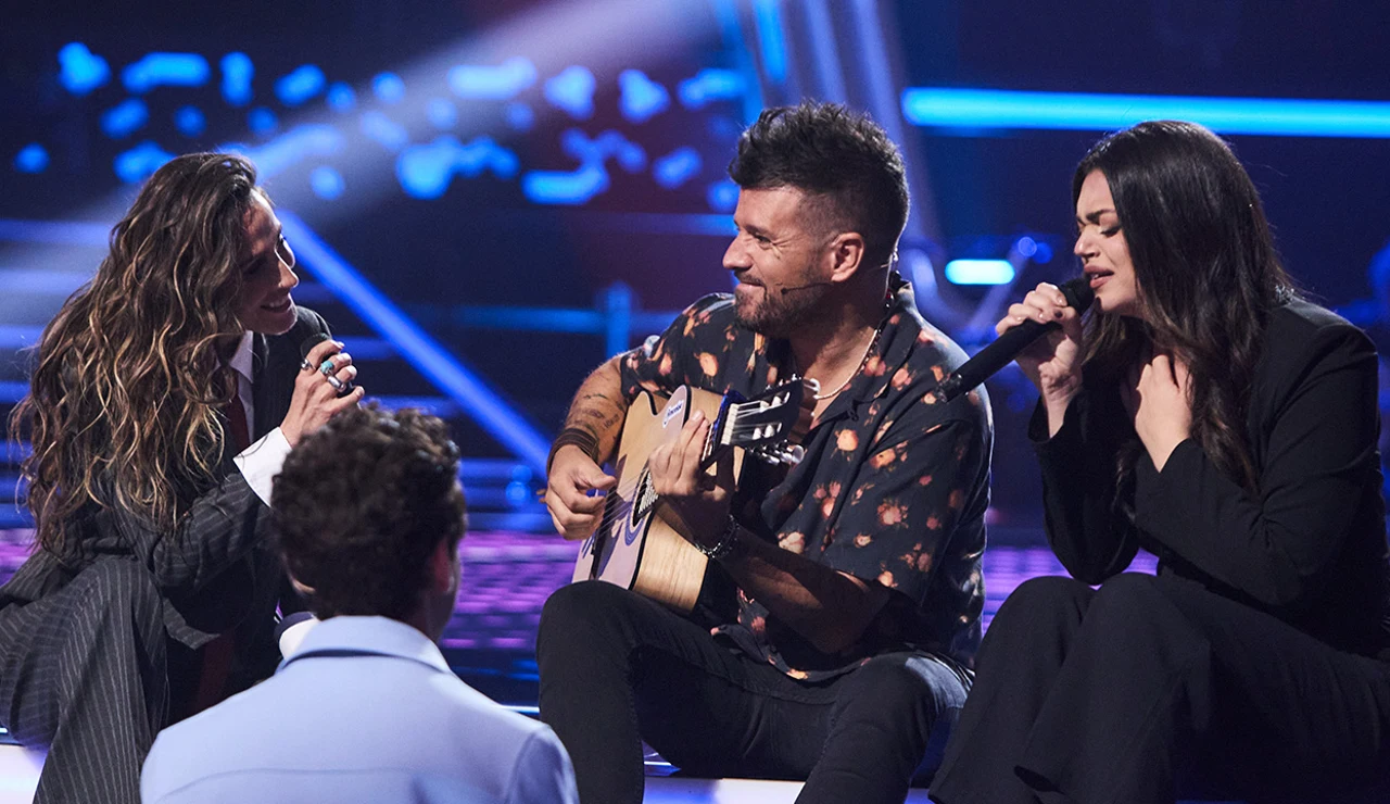 Malú y Pablo López emocionan junto a una fan en La Voz