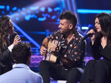 Malú y Pablo López emocionan junto a una fan en La Voz 