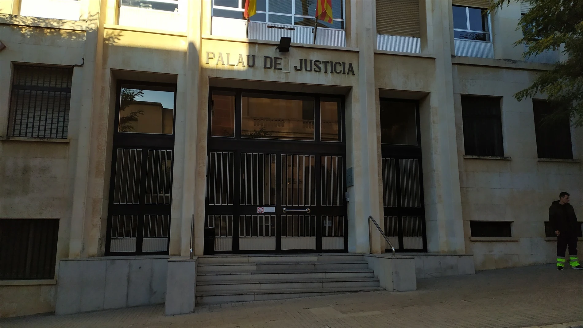 Diez años y medio de cárcel para el padre que maltrató a su bebé hasta provocarle una parálisis cerebral en Montblanc, Tarragona Diez años y medio de cárcel para el padre que maltrató a su bebé hasta provocarle una parálisis cerebral en Montblanc, Tarragona