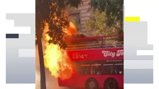 Arde un autob&uacute;s tur&iacute;stico en la avenida Diagonal Barcelona