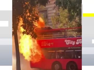 Arde un autobús turístico en la avenida Diagonal Barcelona