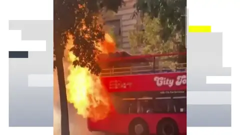 Arde un autobús turístico en la avenida Diagonal Barcelona Arde un autobús turístico en la avenida Diagonal Barcelona